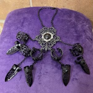 🖤 Gothic Hand Jewelry